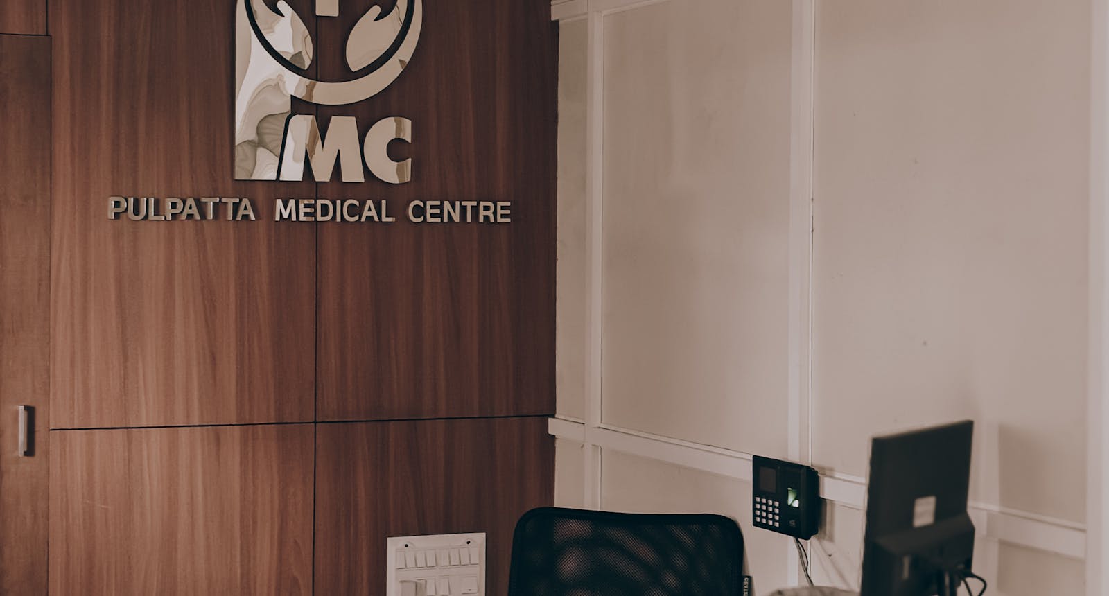 Einladender Empfangsbereich einer medizinischen Praxis